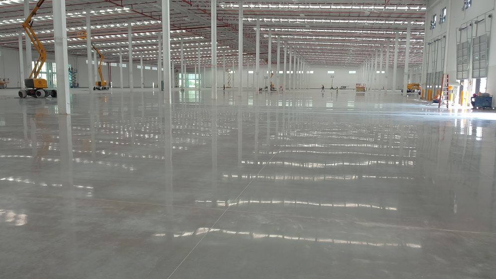 Piso epóxico pulido en nave industrial aplicado por Pisos y Recubrimientos Epóxicos S.A. de C.V.